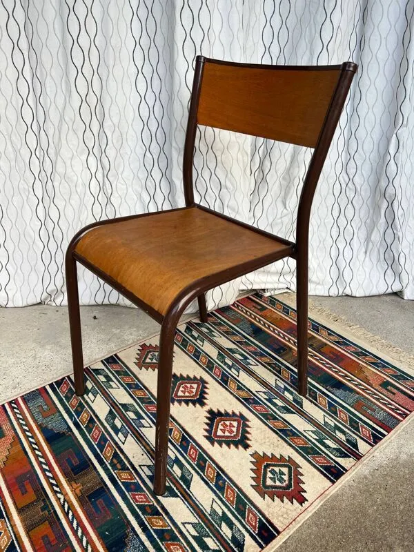 Illustration numéro 2 du produit Chaise d’école vintage