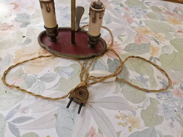 Illustration numéro 2 du produit Ancienne lampe en bronze argenté , mis à par les bras qui ne sont pas argen