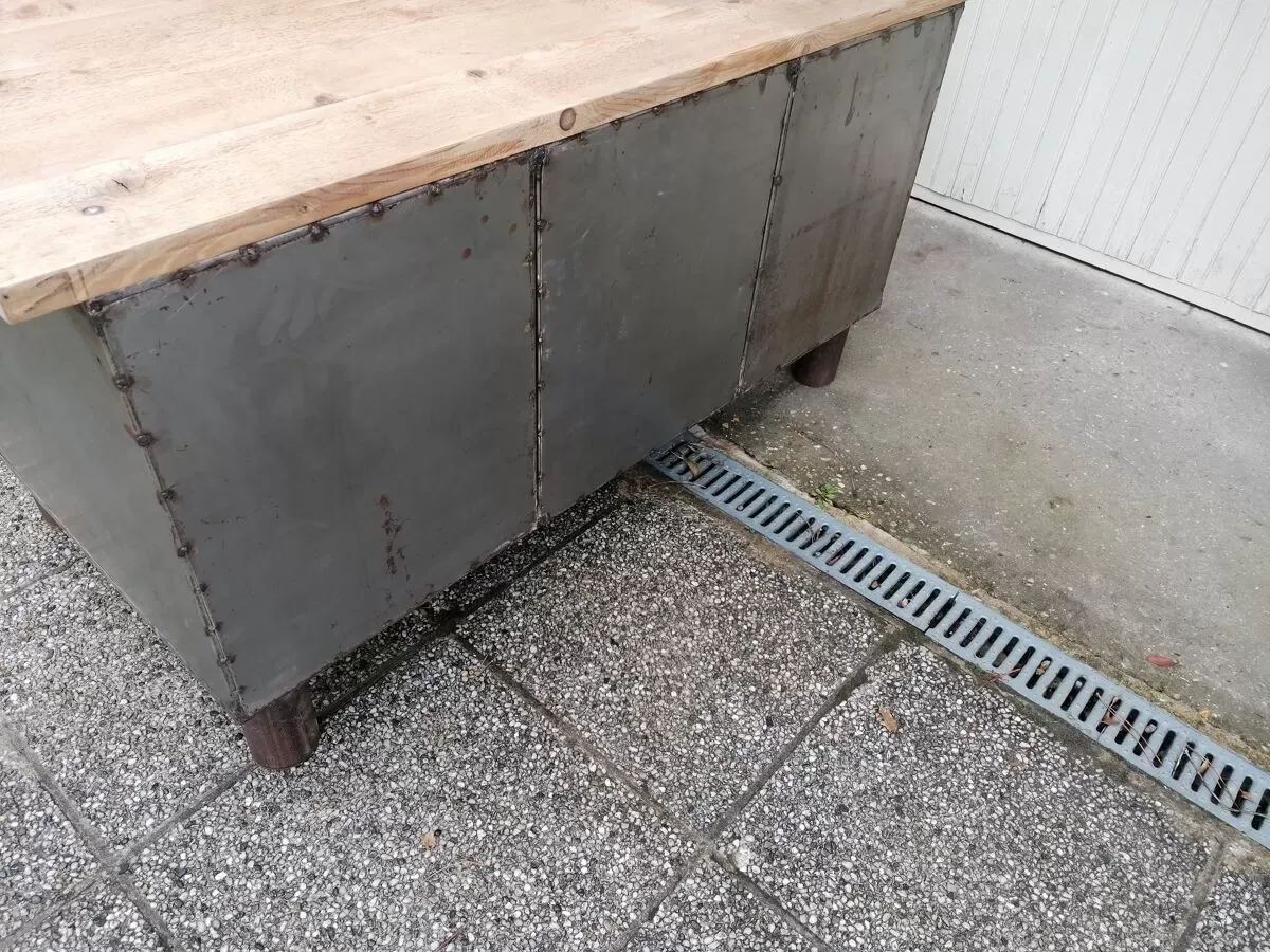 Illustration numéro 2 du produit Établi d'atelier ancien, vintage, métal et bois