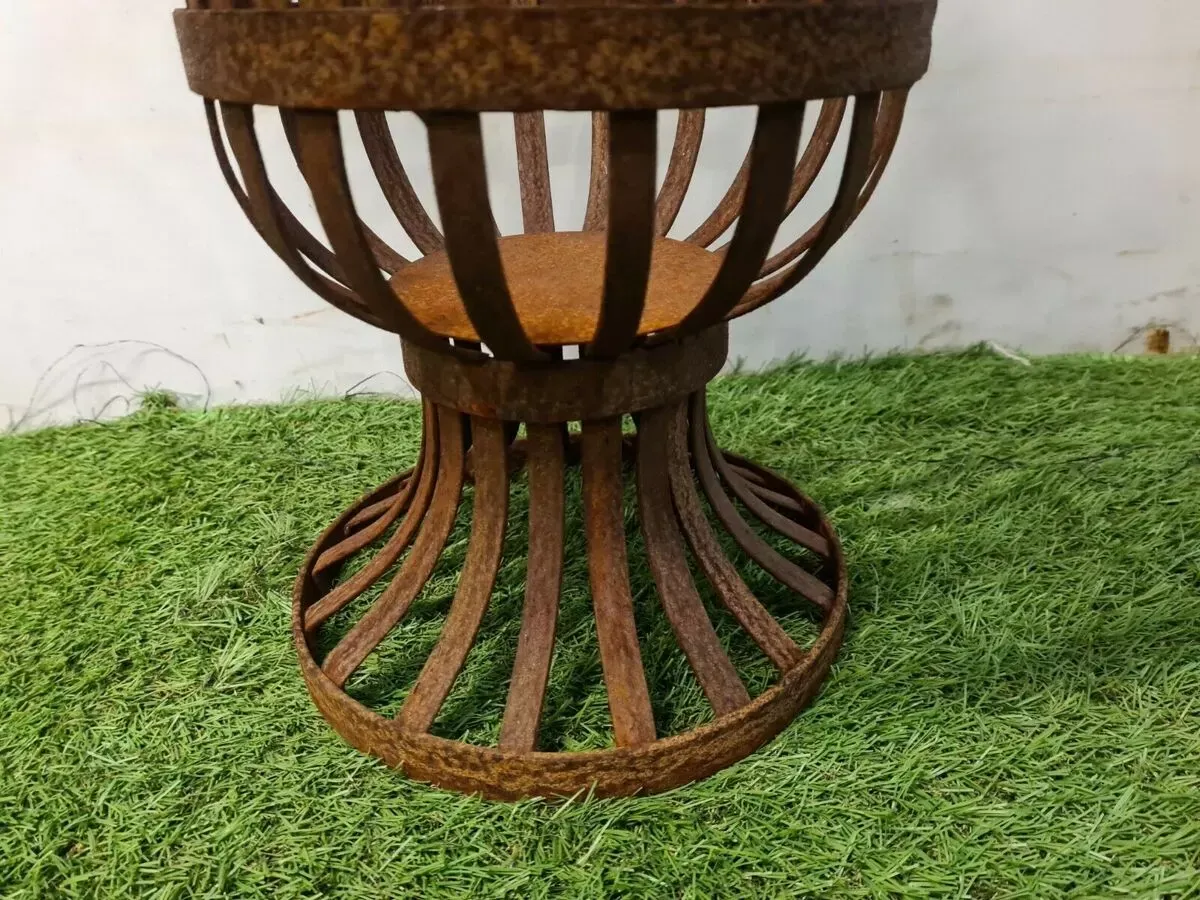 Illustration numéro 2 du produit Médicis en fer riveté