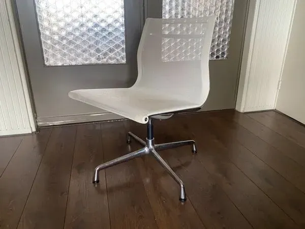 Illustration numéro 2 du produit Chaise pivotante EA 107 en chrome et maille d'air par Charles & Ray Eames pour Vitra 2001