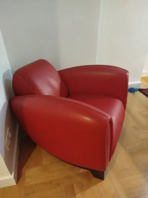Illustration numéro 2 du produit Fauteuil club design contemporain en cuir rouge – pièce sculpturale