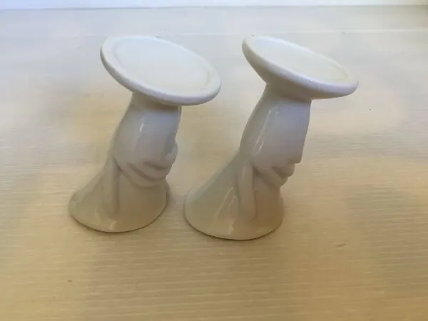 Illustration numéro 2 du produit Paire de petits vases bougeoirs mains
