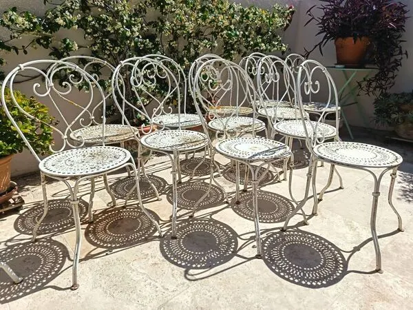 Illustration numéro 2 du produit 12 chaises Fermob 1900 et table Montmartre