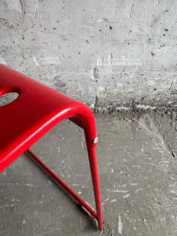 Illustration numéro 2 du produit Chaise Omstak rouge par Rodney Kinsman pour Bieffeplast (1980)