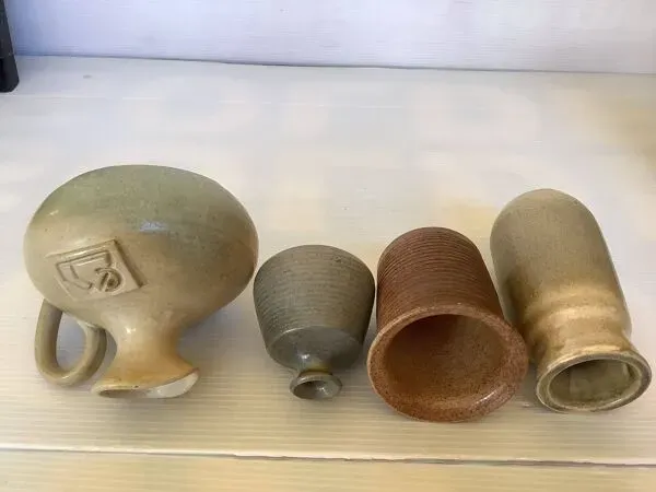 Illustration numéro 2 du produit Sept vases céramiques beiges grises