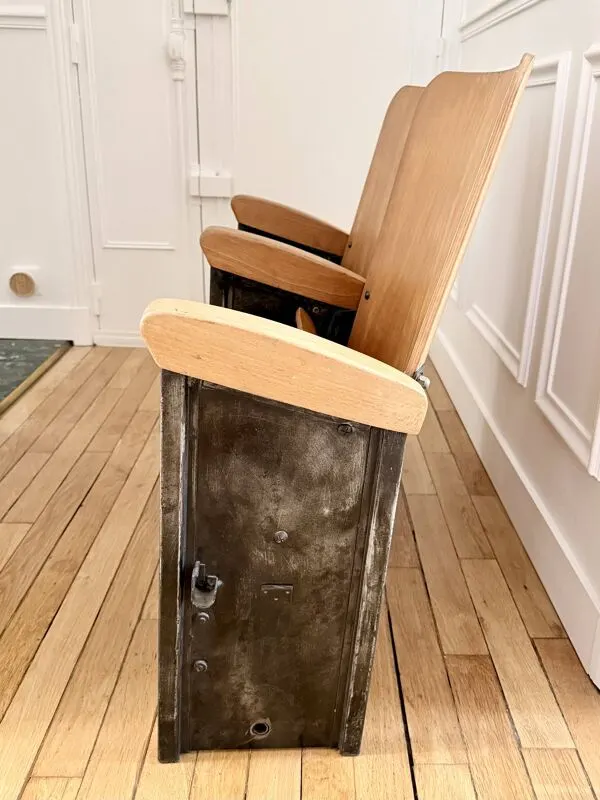 Illustration numéro 2 du produit Authentiques fauteuils de cinéma anciens – paire d’origine en bois – assise