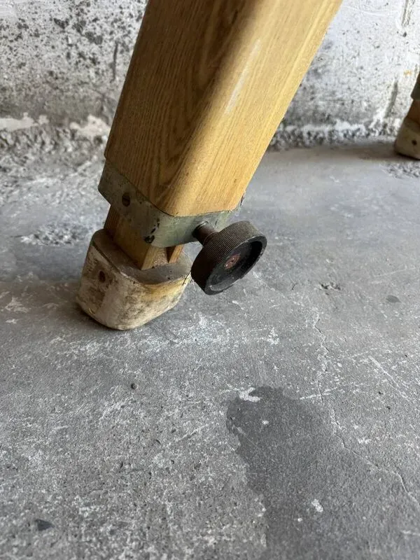 Illustration numéro 2 du produit Cheval d'arçons belge vintage des années 1960 — coffre en cuir marron sur pieds en bois naturel