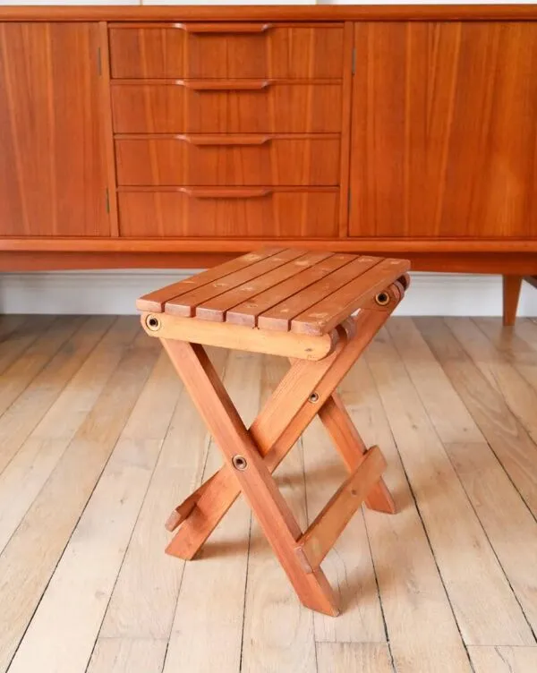 Illustration numéro 2 du produit Petit tabouret en bois pliant, 1970