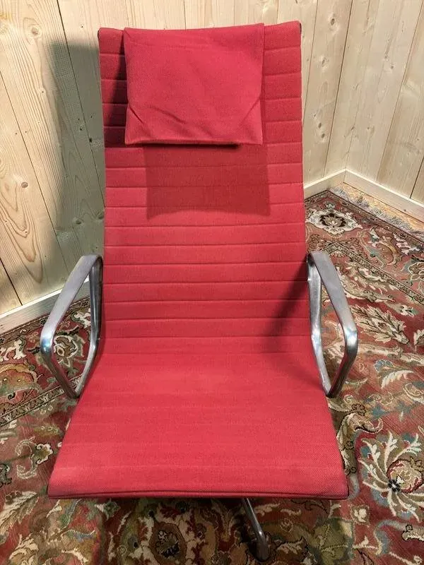 Illustration numéro 2 du produit Fauteuil et ottoman Bauhaus de Charles Eames en aluminium