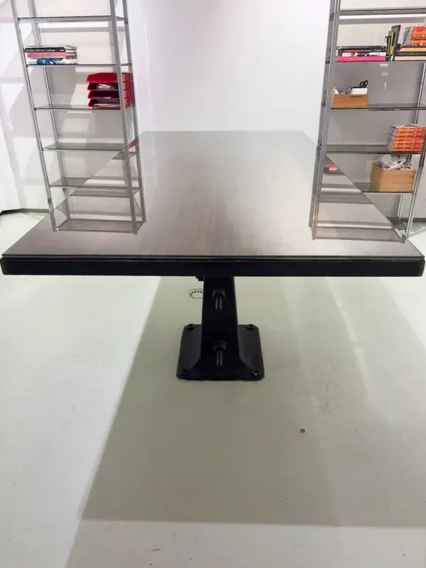 Illustration numéro 2 du produit Table industrielle avec piétement en fonte