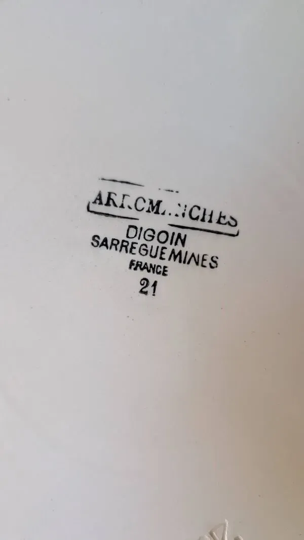 Illustration numéro 2 du produit Plat petites fleurs beige