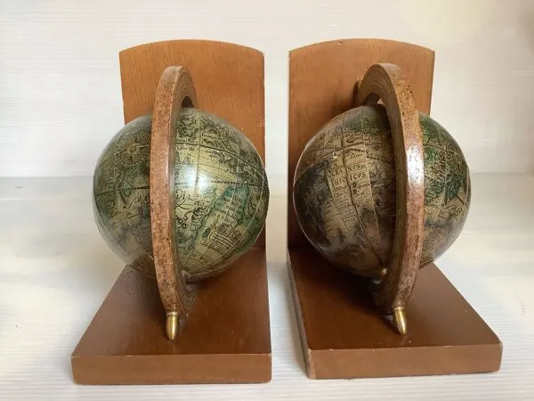 Illustration numéro 2 du produit Paire de serre livres mappemonde bois