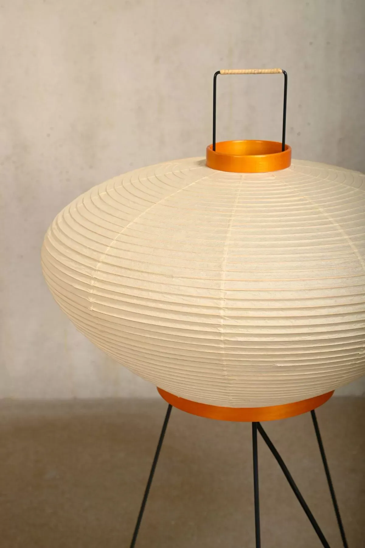 Illustration numéro 2 du produit Isamu Noguchi Modèle 9A Akari Light Sculpture fabriquée à la main par Ozeki, Japon