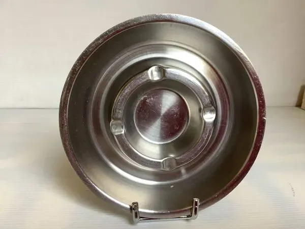 Illustration numéro 2 du produit Cendrier en métal