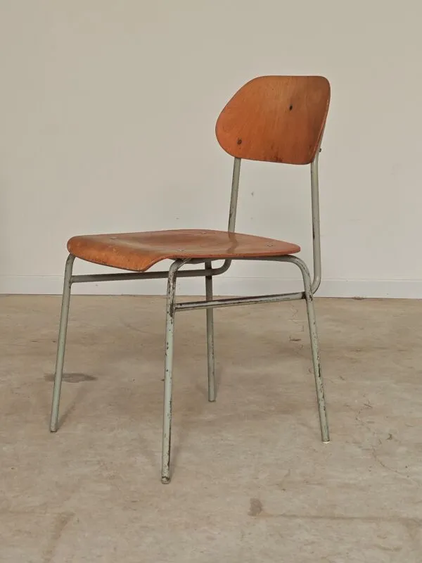 Illustration numéro 2 du produit Lot de 8 chaises d'école métal et bois
Ex Tchécoslovaquie 1960