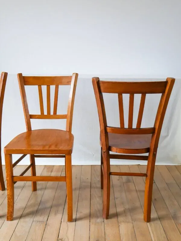 Illustration numéro 2 du produit Ensemble de 3 chaises bistrot en bois 1950