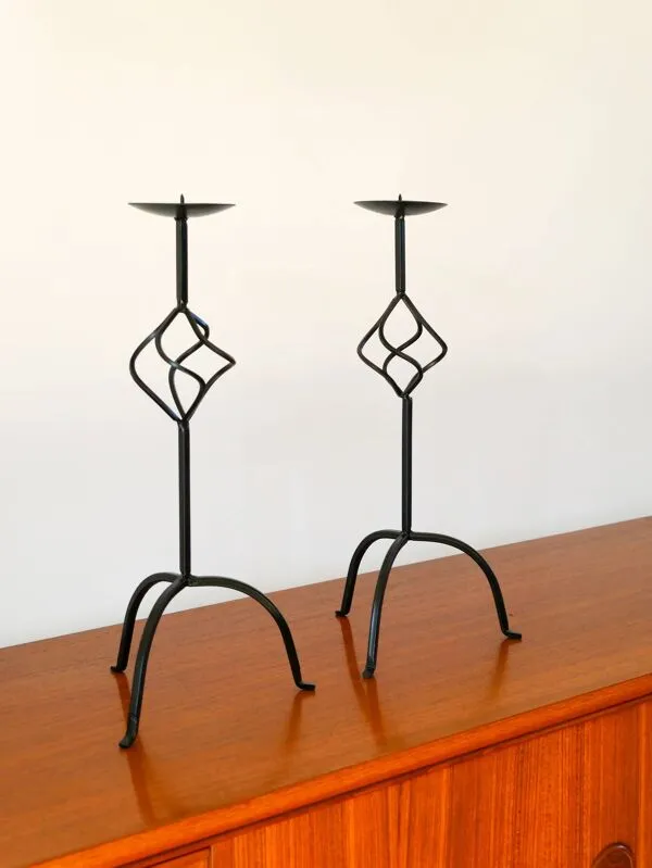 Illustration numéro 2 du produit Paire de chandeliers tripodes torsadés en fer noir, brutaliste, 1970 - 44 cm