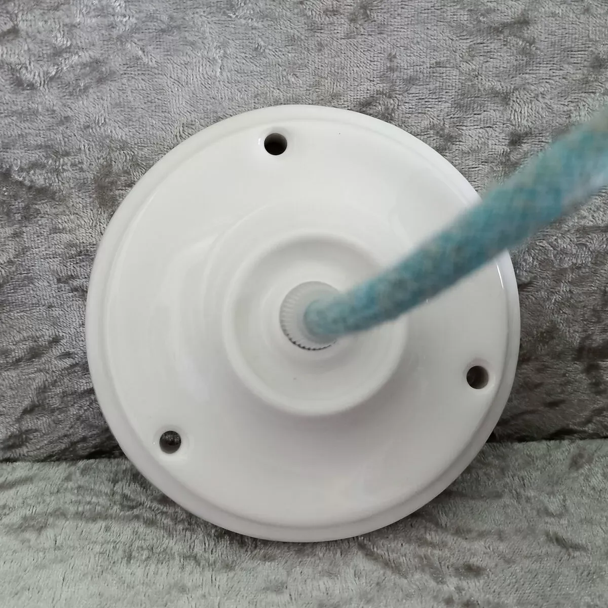 Illustration numéro 2 du produit Ancienne suspension en tôle émaillée avec coupelle en verre