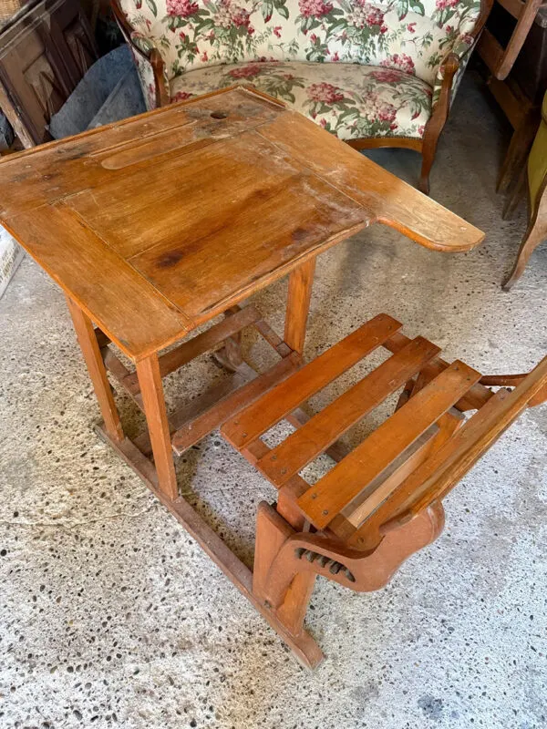 Illustration numéro 2 du produit Ancien pupitre d’écolier avec siège réglable intégré