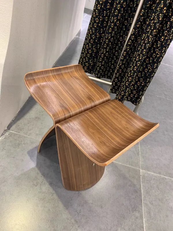 Illustration numéro 2 du produit Icône du Design Japonais : Tabouret ''Butterfly'' de Sori Yanagi en Noye