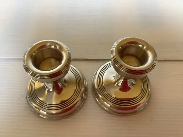 Illustration numéro 2 du produit Paire petits bougeoirs en argent avec poinçons