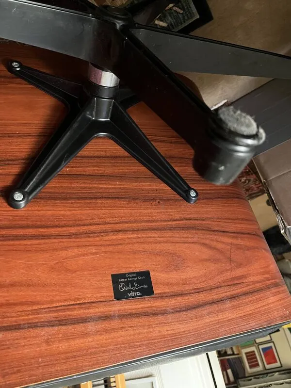 Illustration numéro 2 du produit Fauteuil en cuir noir Eames Vitra, original avec ottoman bois palissandre