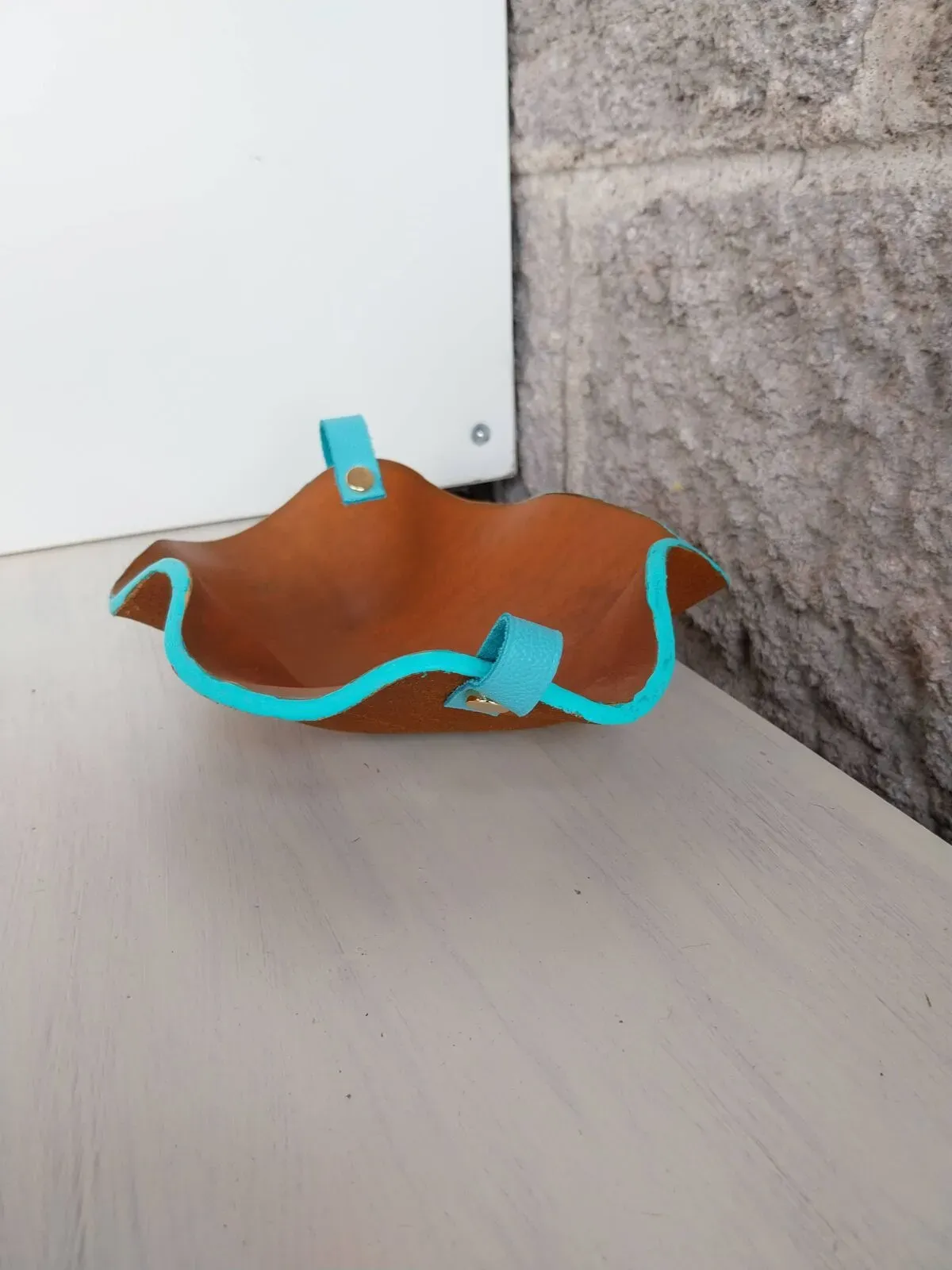 Illustration numéro 2 du produit Vide-poche en cuir modelé