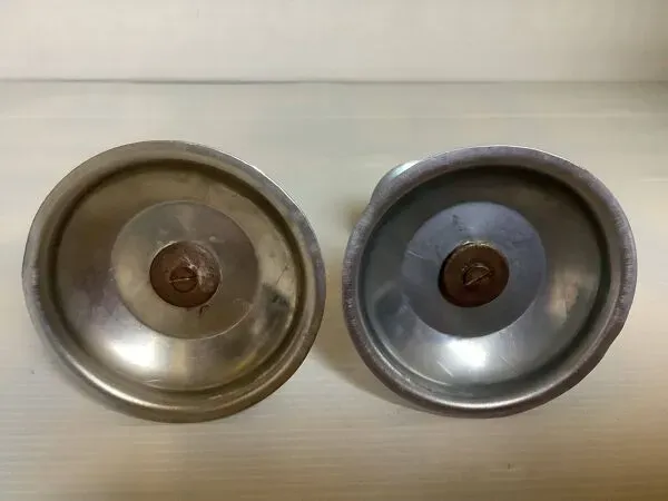 Illustration numéro 2 du produit Paire de petits bougeoirs argentés en métal