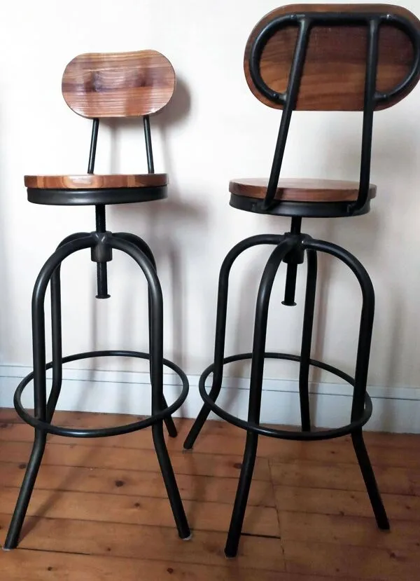 Illustration numéro 2 du produit Lot de deux tabourets de bar bois et métal style industriel