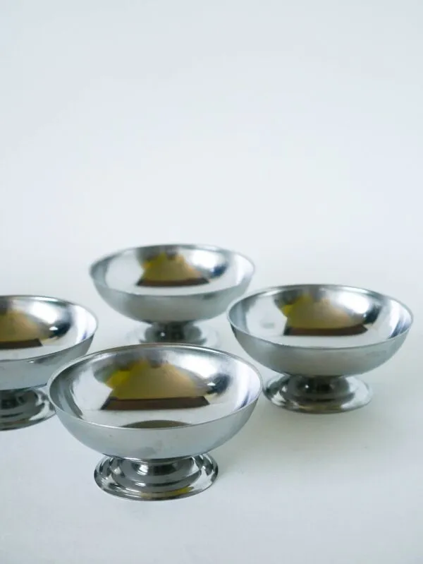 Illustration numéro 2 du produit Lot de 5 coupes à glace en inox, pieds large, Design, 1970 - 4.2 X 9 cm