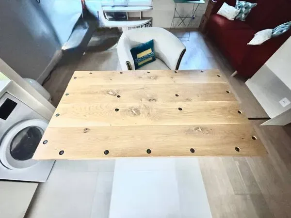 Illustration numéro 2 du produit Table à manger en chêne massif et fonte