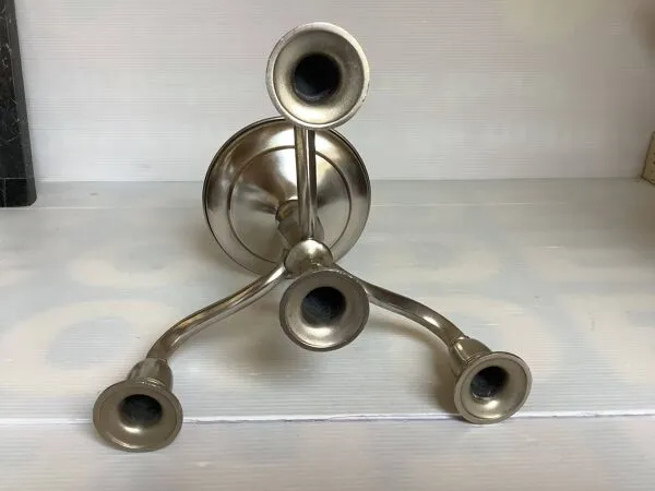 Illustration numéro 2 du produit Chandelier bougeoir 4 feux argenté en métal