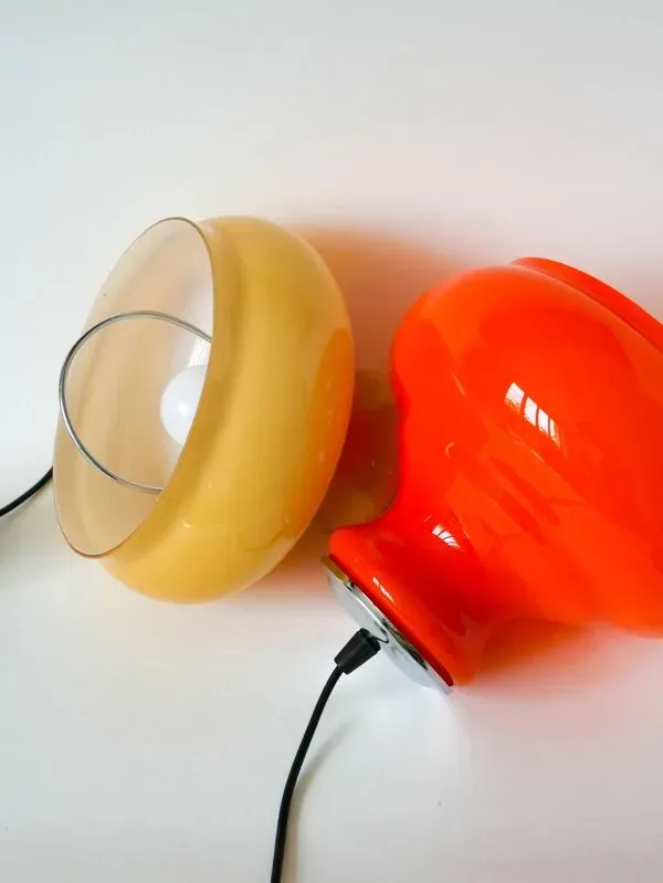 Illustration numéro 2 du produit Suspension en opaline jaune avec arc en métal, Design, 1970