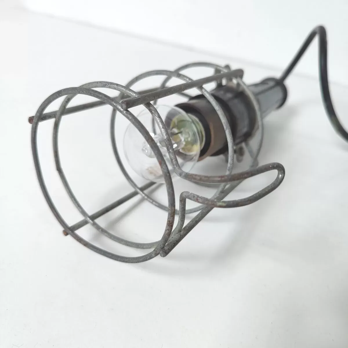 Illustration numéro 2 du produit Lampe baladeuse atelier industrielle Atrow