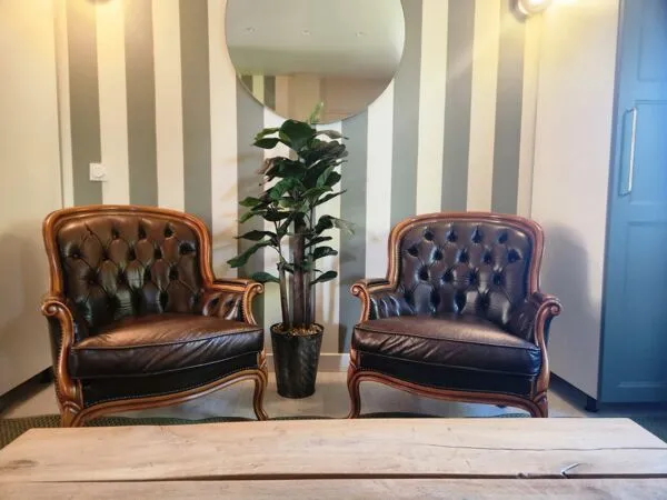 Illustration numéro 2 du produit Paire de fauteuils club Chesterfield anciens en cuir brun capitonné –