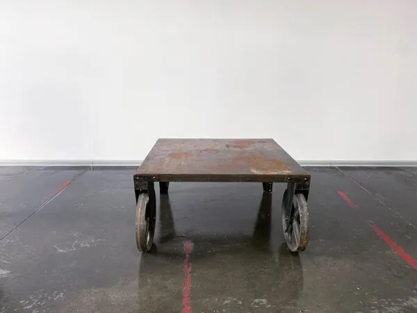 Illustration numéro 2 du produit Table basse en acier industriel brutaliste