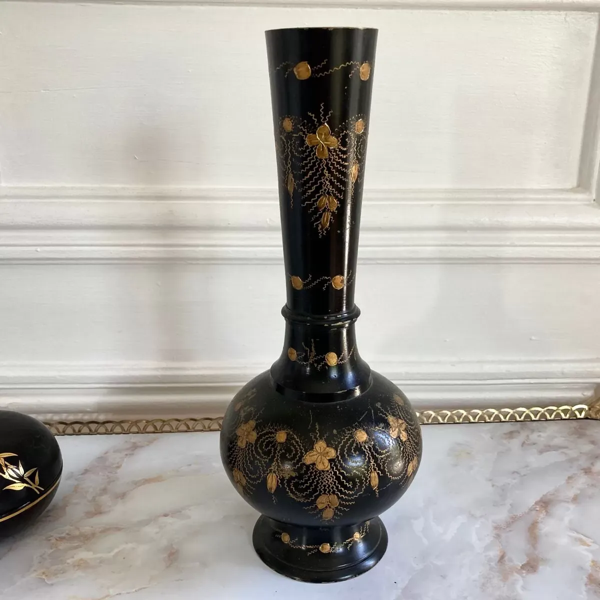 Illustration numéro 2 du produit Vase vintage noir doré