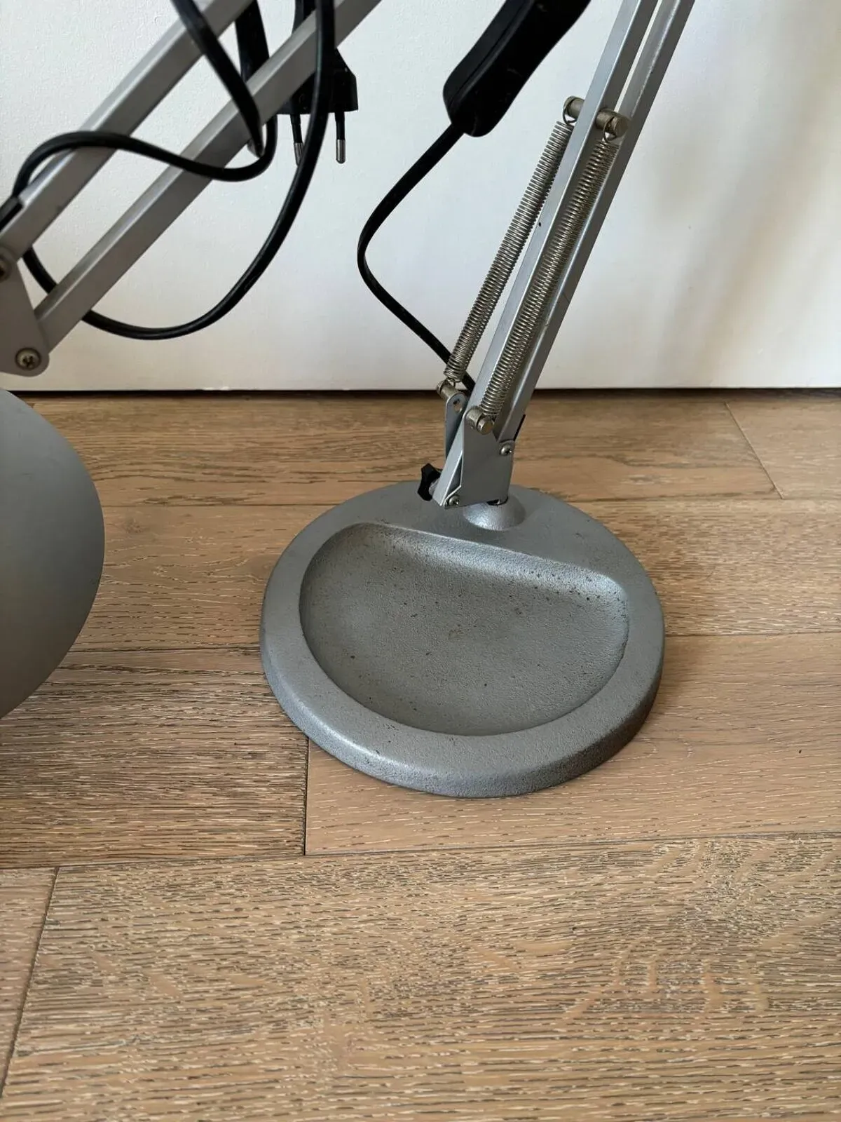 Illustration numéro 2 du produit Lampe industrielle annees 90