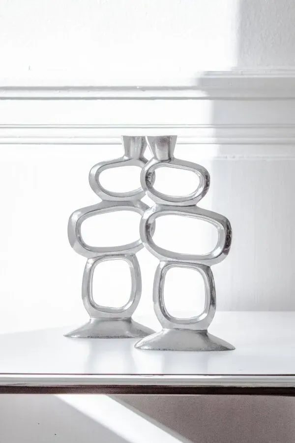 Illustration numéro 2 du produit Paire de bougeoirs design par Matthew Hilton