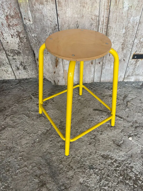 Illustration numéro 2 du produit Tabouret Industriel Ancien Tube Métal Jaune + Assise Bois Vintage