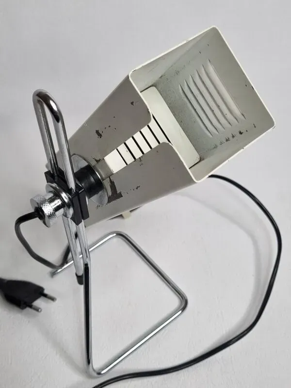 Illustration numéro 2 du produit Lampe de table orientable en métal laqué blanc et chrome, années 70