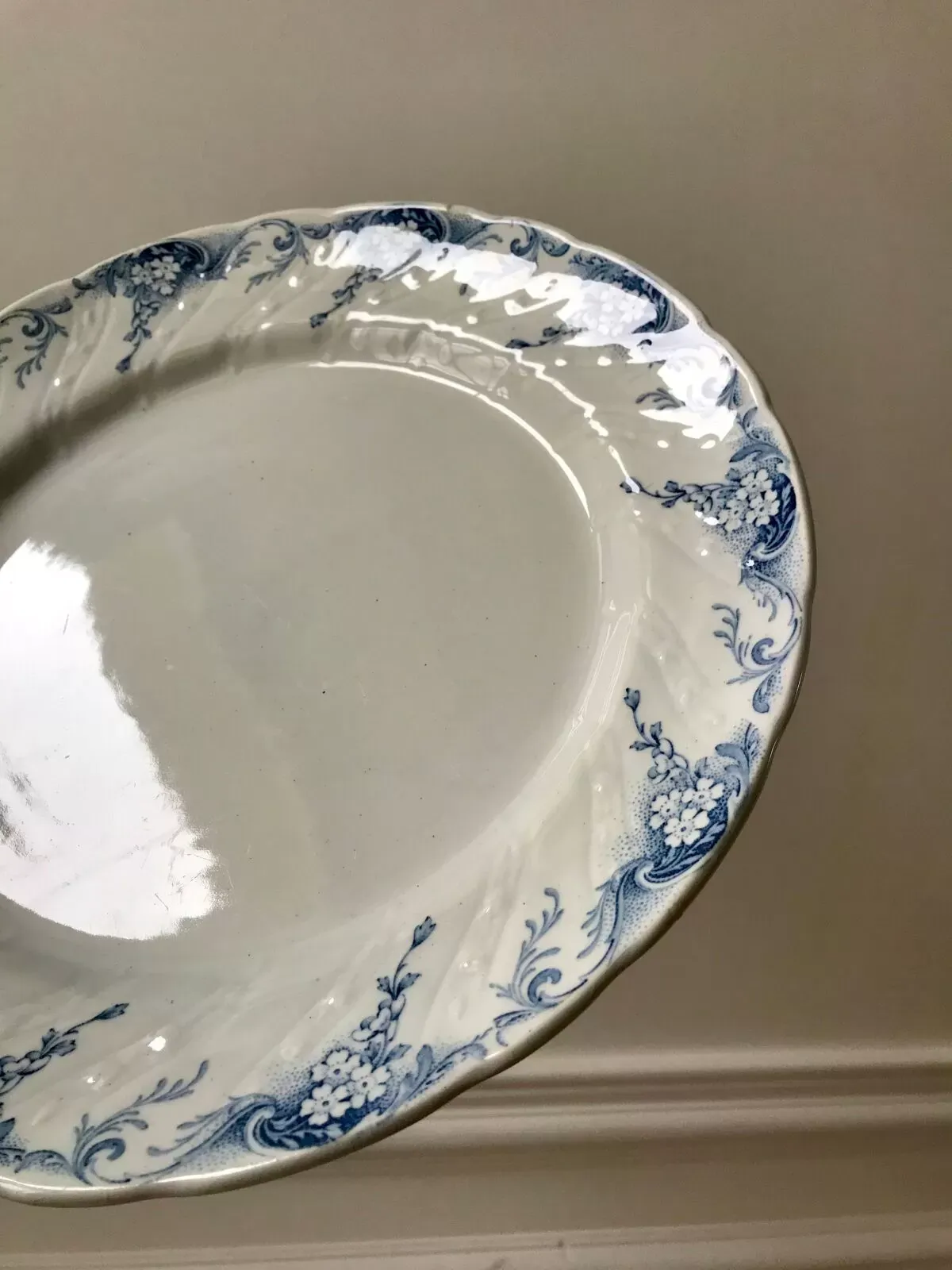 Illustration numéro 2 du produit Plat rond en Terre de Fer K&G Lunéville modèle ''Angèle'' fin XIXème