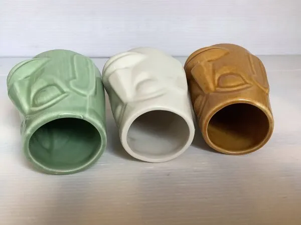 Illustration numéro 2 du produit Trio de petits vases têtes style moaï