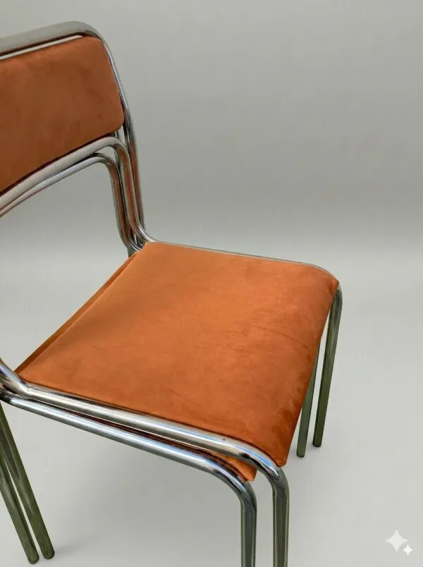 Illustration numéro 2 du produit Chaises chromées 70s – assise en velours orange
