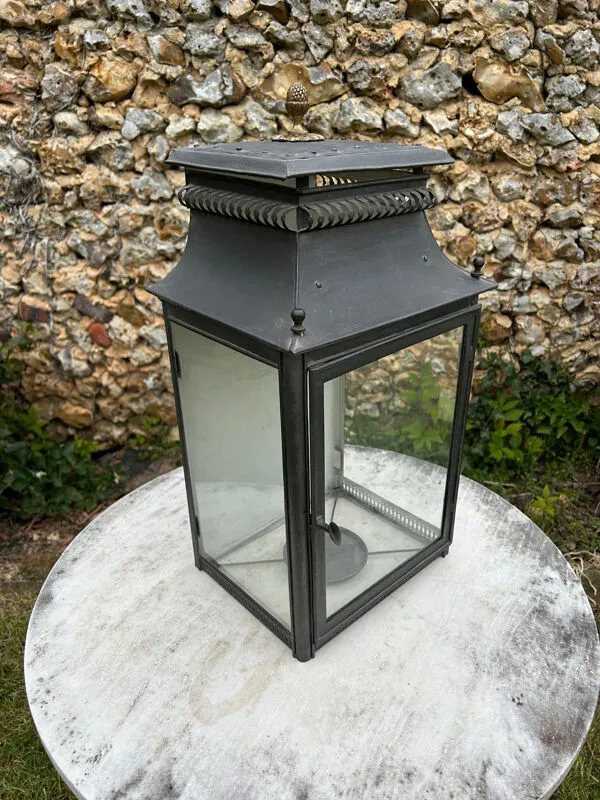 Illustration numéro 2 du produit Lanterne en tôle et verre