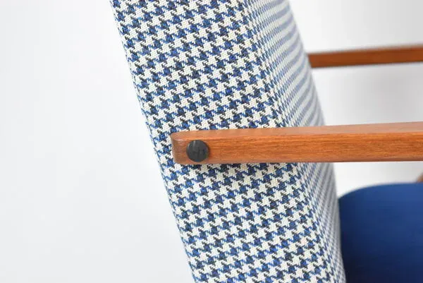 Illustration numéro 2 du produit Fauteuil original restauré compas années 1960 velours bleu, pied de poule