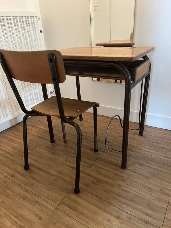 Illustration numéro 2 du produit Bureau d’écolier avec sa chaise