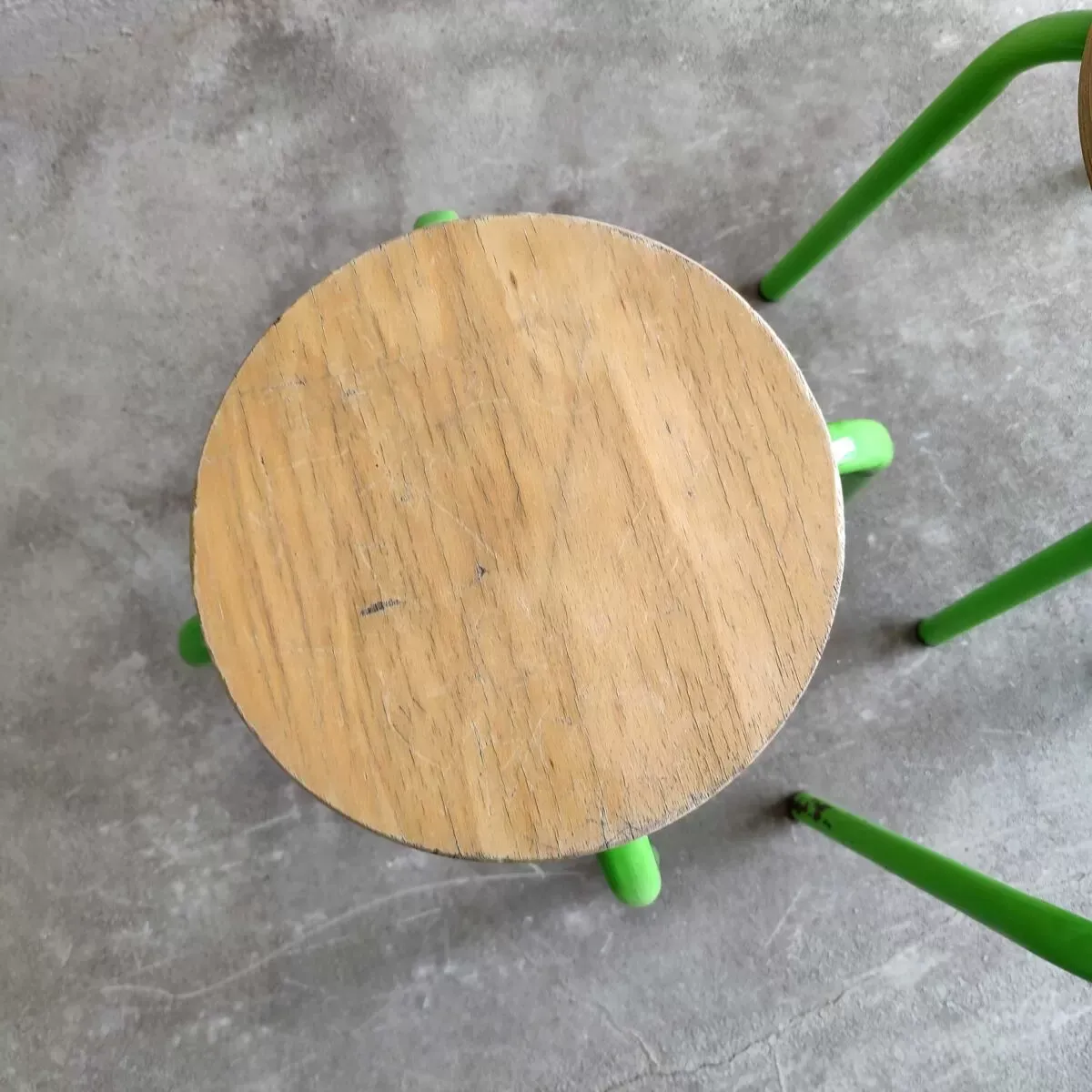 Illustration numéro 2 du produit Lot de 4 tabourets vintage métal vert et bois