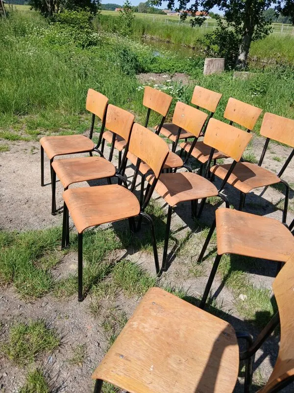 Illustration numéro 2 du produit Chaises d'écoliers